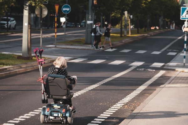 Elektrischer Rollstuhl auf Straße